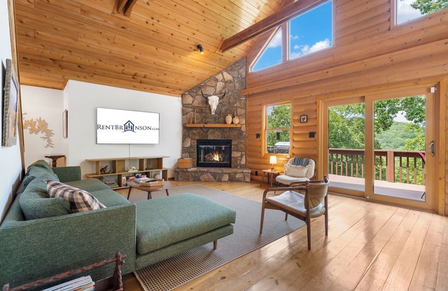 Secluded-Pvt Hot Tub-Free Daily Tickets-Walk to Table Rock Lake