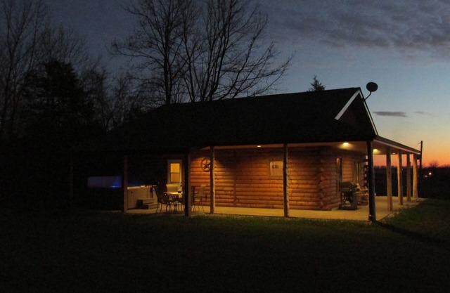 Secluded Rental Cabin on Southern Illinois Wine Trail, Private Hot Tub