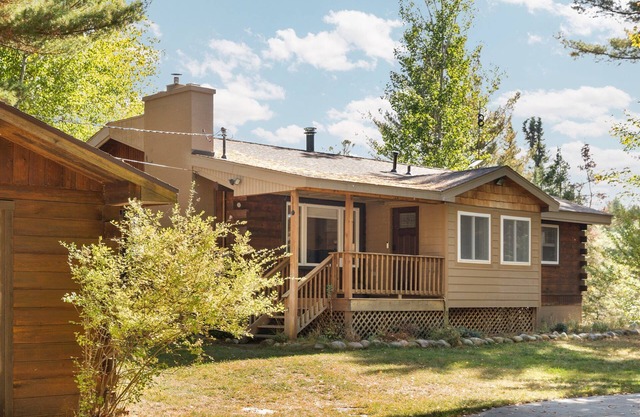 Secluded River Retreat-Fall color tours, Park and ride to trails, Family getaway