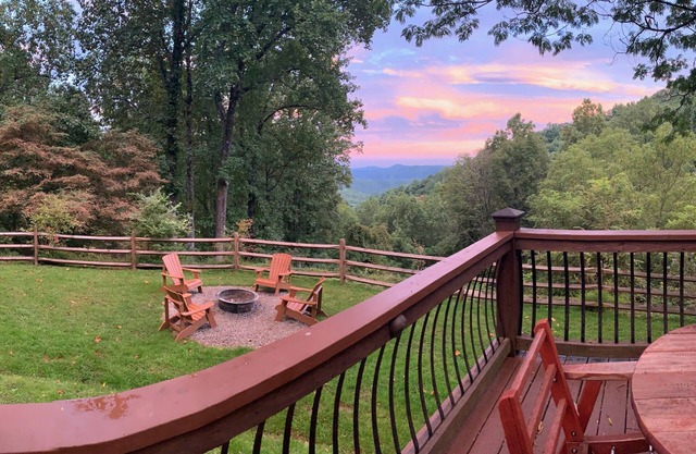 Secluded & Romantic, Blowing Rock, Views, Hot tub - The Red Rover
