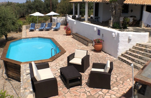 Secluded traditional greek house with pool, sleeps 4+2,panoramic views of sunset