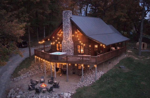 Secluded w/View! Hot tub! Sauna! Sleeps 14!