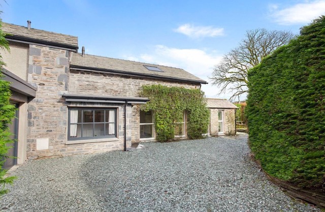 Secret Cottage, stunning & spacious cottage in "secret" village location