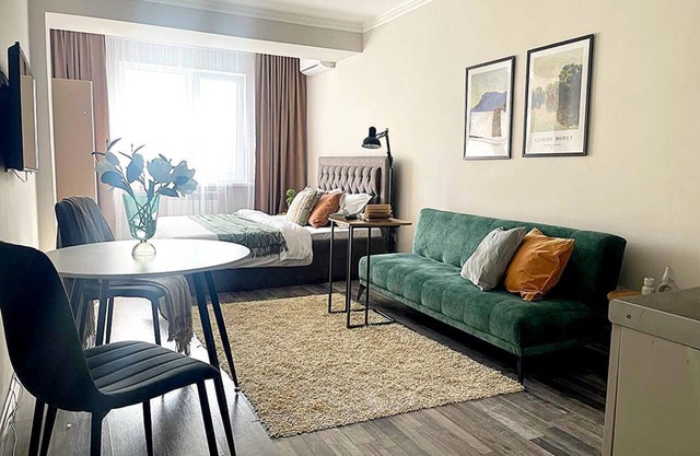 "Secret garden" charming studio with mountain view,WiFi and AC in central Almaty