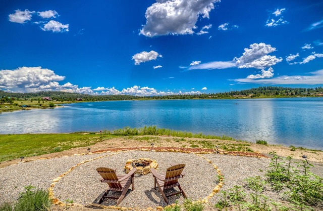 See Fall's Changing Colors! Knotty & Nice: Spectacular Lakefront Home. Hot Tub, Mins to Uptown!