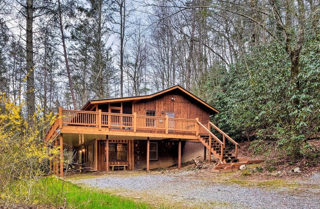 Seed Lake Home on 14 Acres w/ Boat Dock + Kayaks!