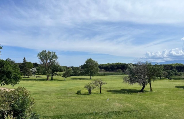 Seemingly cosy, close to the beach and in the heart of the golf course