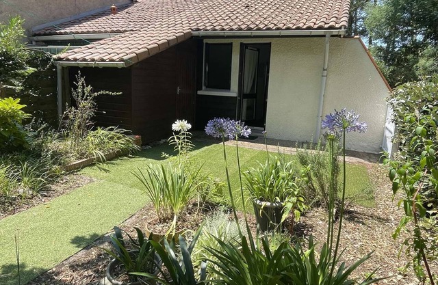 Seignosse Ocean, semi-detached villa, peaceful location under the pine trees, close to the beach.