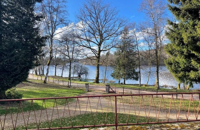Self-catered house with view over the lake of Settons, quiet touristy road
