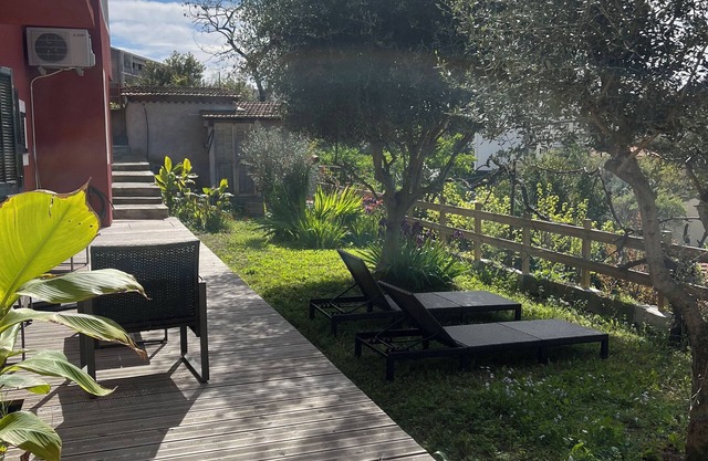 Self-contained apartment in townhouse with terrace & private garden
