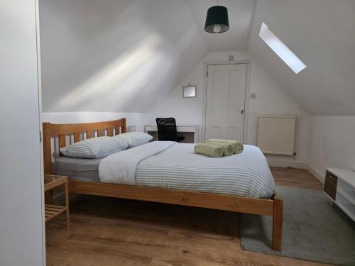 Self contained Flat & Large Ensuite Rooms RG2 Near Town Centre & Hospital