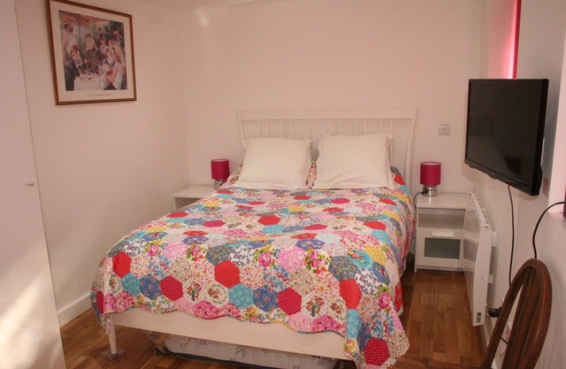 Self-contained New Studio with independent entrance in an up-market quiet area.
