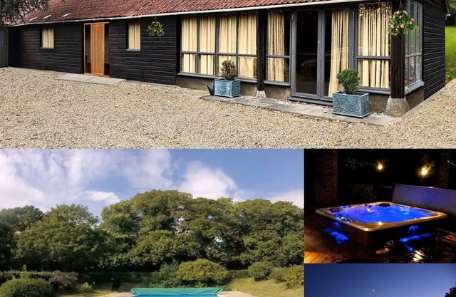 Self Contained Open Plan Cottage - Hot Tub and Pool. 2 Bedroom/Ensuite Bathrooms