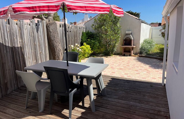 Semi-detached house in Barbâtre, near beach, 4 people, Wi-Fi, enclosed garden
