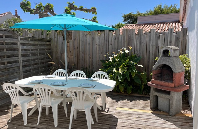 Semi-detached house near the beach, Barbâtre center, for 4 people