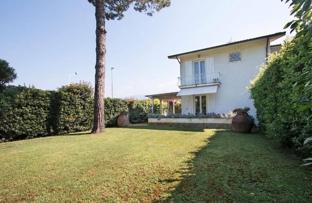 Semi-detached villa in Forte dei Marmi 2 bedrooms, 3 bathrooms