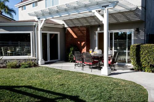 Sensational 6 Bedroom 4 Bathroom Pool Home (3 Master Bedrooms W/bathrooms)