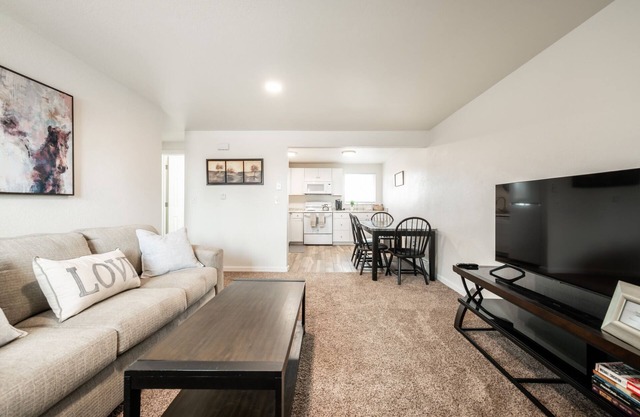 ◆ Sensational Apartment! 2 Bed 1 Bath - Sleeps 4 ◆