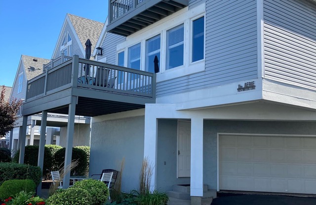 Sensational Lakefront Beach House - 4 bed/3 bath w/heated pool and hot tub