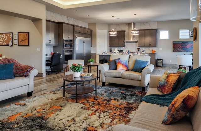 *SEPT ONLY, 3BED/3.5 BATH* Adventure House+Hot Tub+Yard+Garage+Sleeps 8
