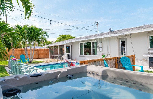 Sept Sales! Tropical Oasis-Ping Pong+Hot tub+Beach Essentials+5 min to Downtown