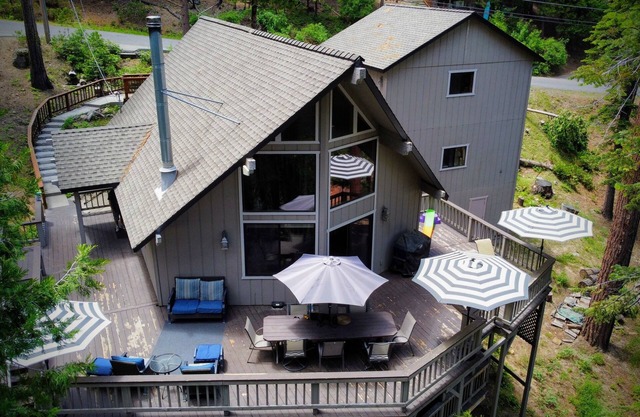 SEPTEMBER AT Cabin House is DIVINE! 5 STARS, 5 MIN TO PINECREST LAKE! Book NOW!