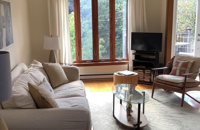 Serein, cosy and comfortable upper duplex near metro Joliette (green line)