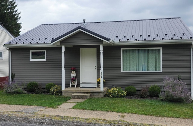 Serene 2-bedroom house in Indiana.