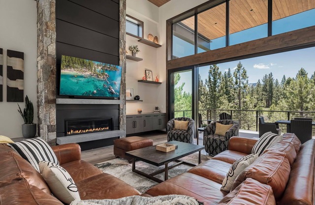 Serene Alpine Retreat, Private Hot Tub, EV Charger, Fire Pit & Golf Course Views