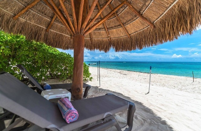 Serene and cozy beachfront villa on a white sandy beach, pool, AC and WiFi!