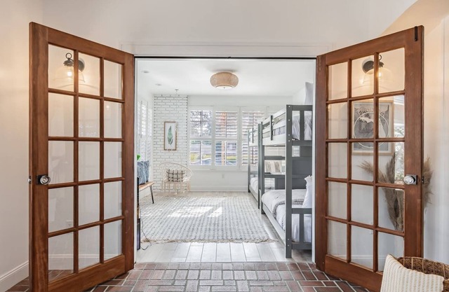 Serene and private "Paradise Palms" with Pool near Lake Carroll Park