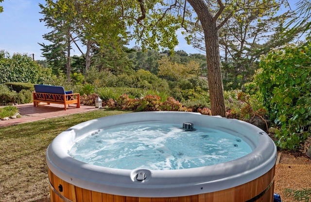 Serene and Spacious Home with Stunning View and Hot Tub