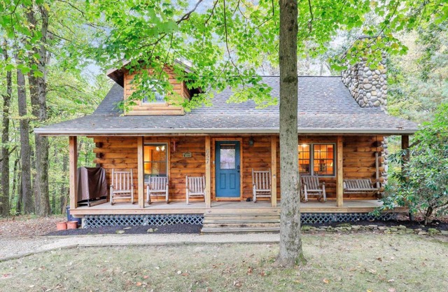 Serene cabin at Apple Valley Lake