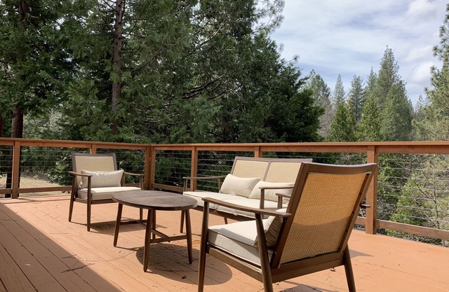 Serene Cabin on 3 acres w/ a big deck near the lake in Pollock Pine