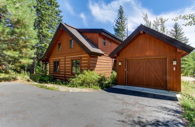 Serene Chalet|Private Hot Tub|Wood Fireplace