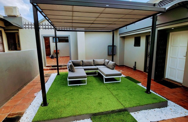 Serene Escape: 1-Bedroom Apartment in Parkmore with Uninterrupted Solar Power