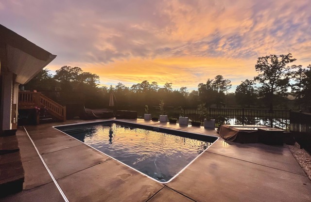 Serene Farm cottage on 2acres. Minutes from golf courses/dining/shopping W/pool