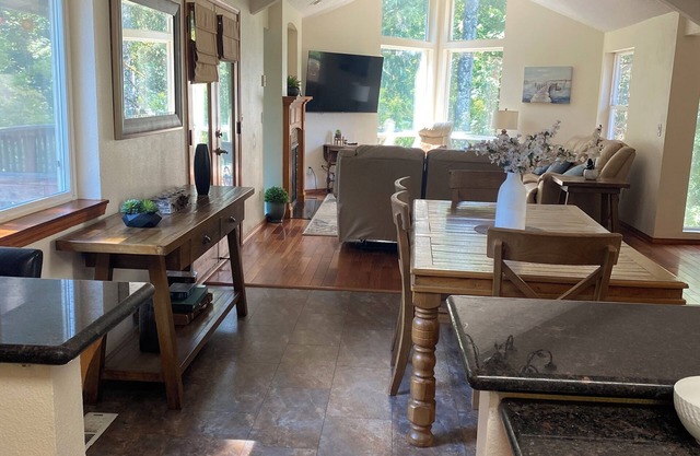 Serene Heaven! NW Salem 3 bedroom, 2 bath house AC, takes pets, fenced backyard.