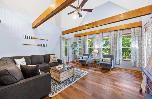 Serene Lakefront Getaway for the Whole Family!