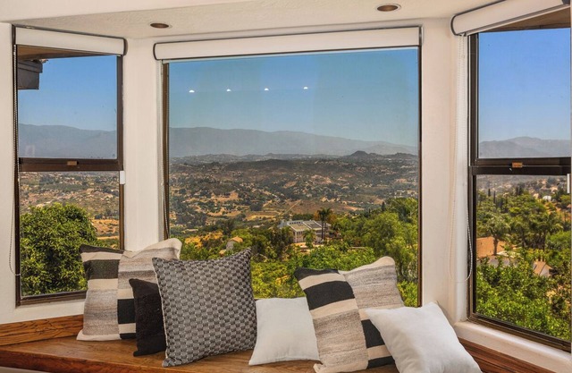 Serene Luxury Getaway w/Pool & Breathtaking Views