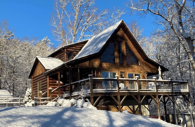 Serene Luxury Mountain Cabin l Hot Tub, Stunning Views & Designer Comforts