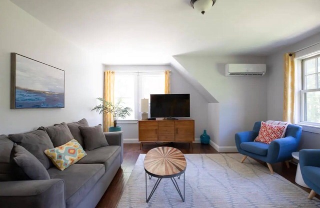 Serene, modern home near Town Square. Enjoy many amenities near beaches & dining