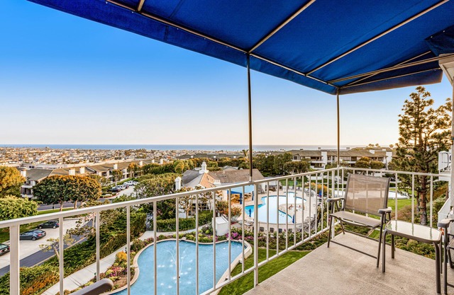 Serene ocean-view condo with tennis, pool, hot tub & balcony - snowbird-friendly