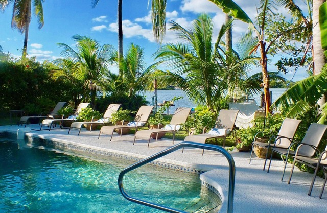 Serene old Florida home on Sawfish Bay, kayaks, pool + hot tub, SEPT DEALS!