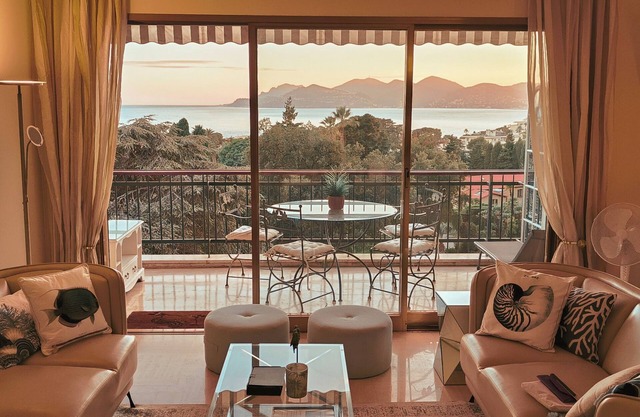 Serene Upmarket Apartment With Views, 450m from Beach, 700m from the Old Town