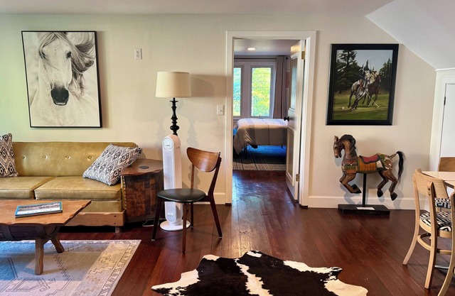 Serene Upscale Retreat - Walk to downtown