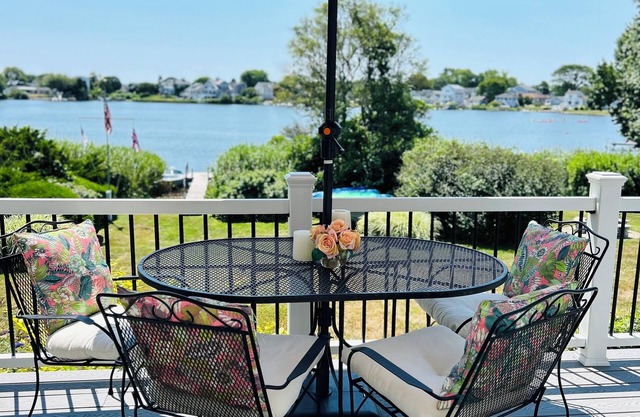 Serene Waterfront 3-BR house with Loft, 1 mile walk to Charlestown beach