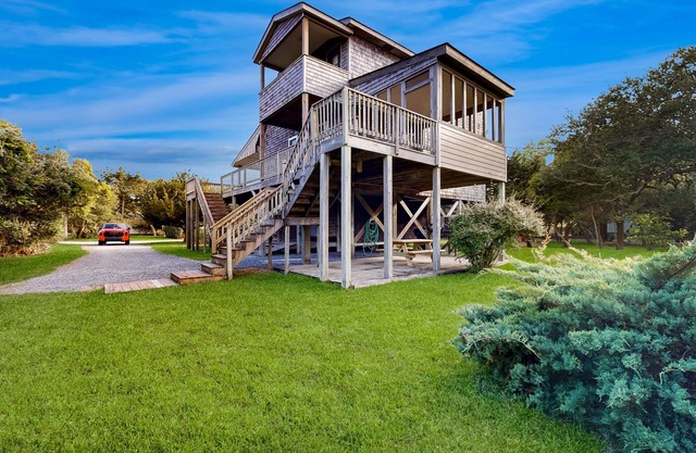 Serenity by the Lake-Spacious decks, peaceful retreat, and beachside bliss await