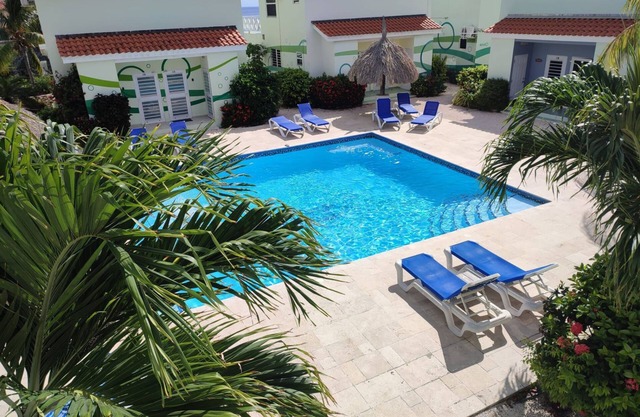 Serenity Haven: Garden-View Retreat at Lagoon Bay"n