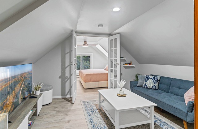 Serenity suite 1-bedroom house, AC, WiFi, minutes from Minneapolis, pet friendly